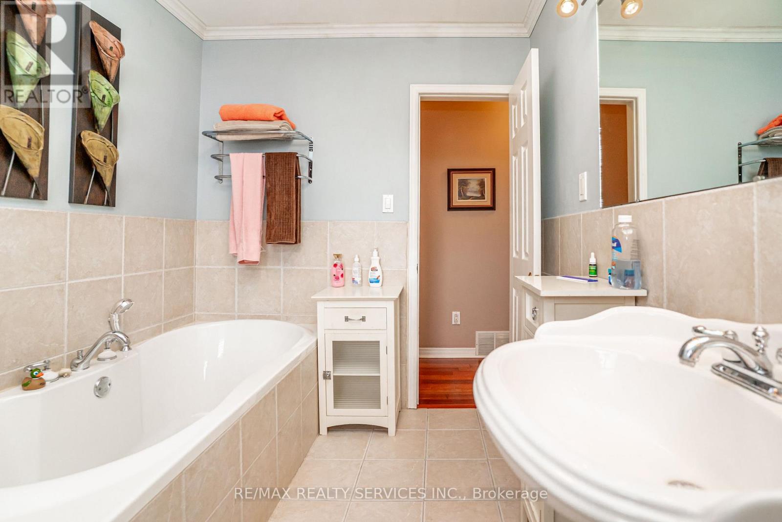 87 AMBLESIDE DRIVE - 25