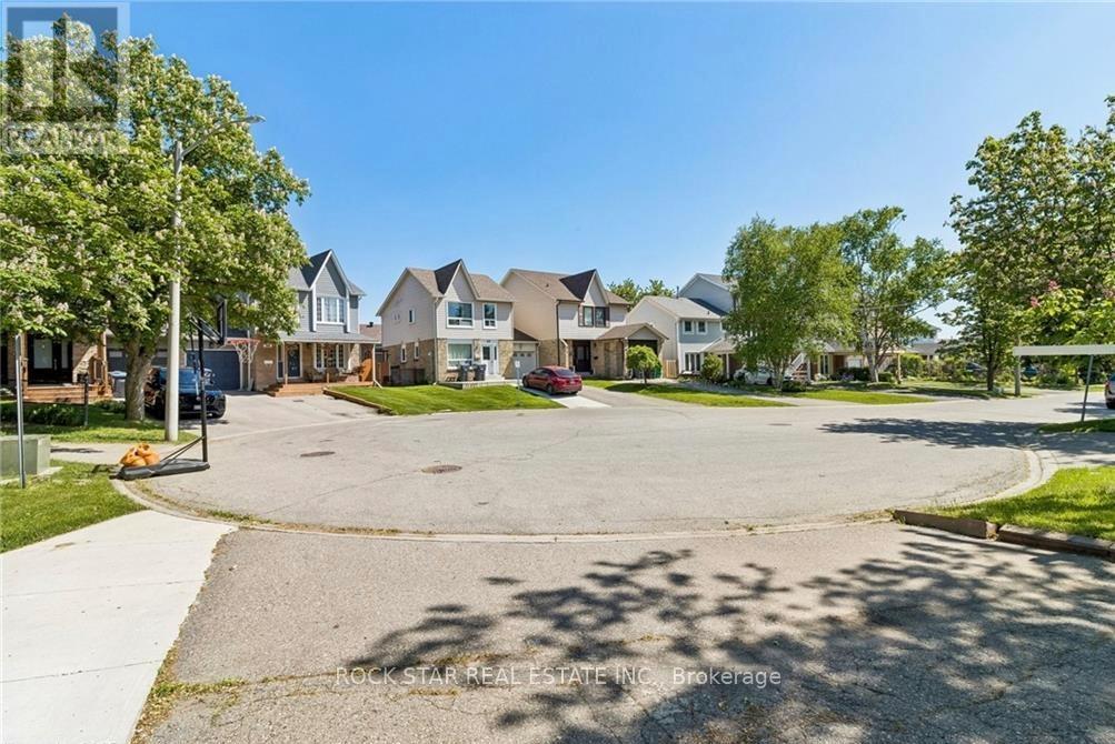 32 LANSING SQUARE - 6