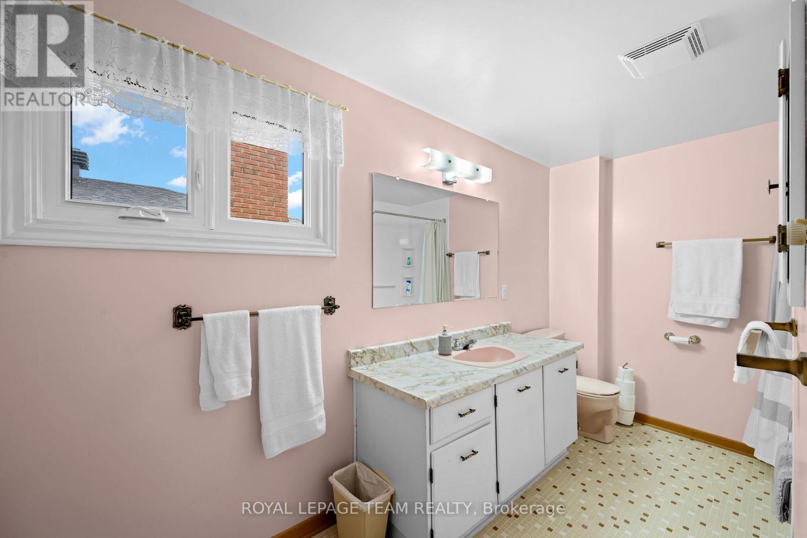7 CENTREPARK DRIVE - 25