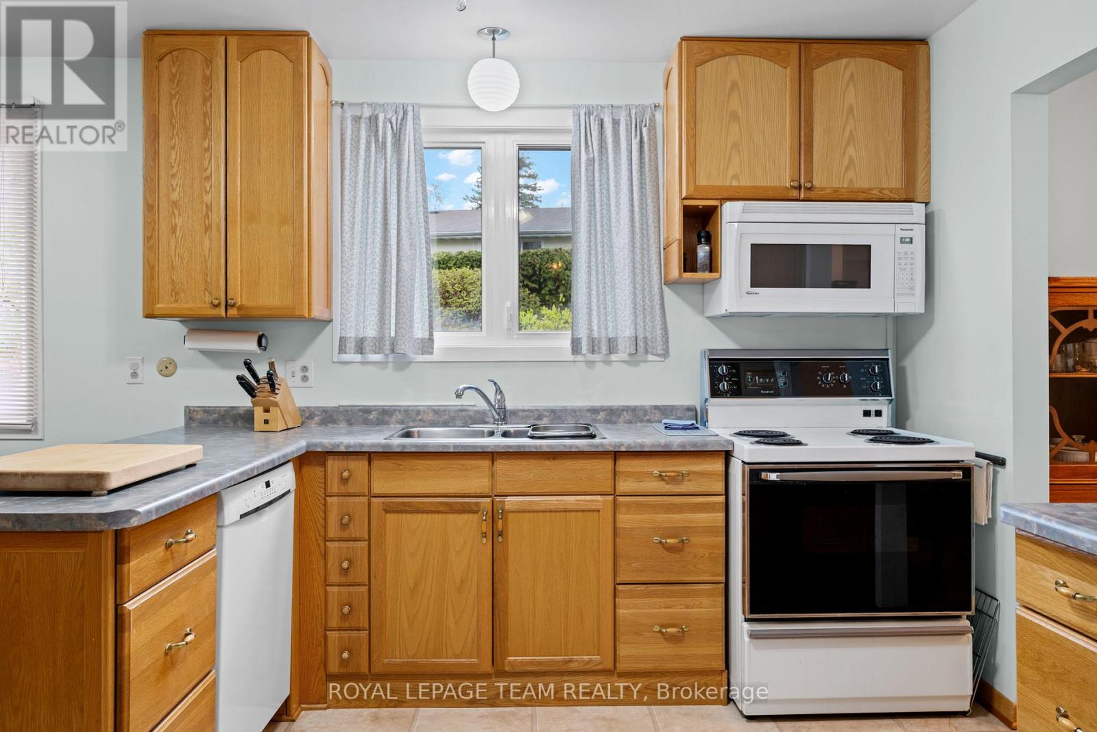 7 CENTREPARK DRIVE - 12