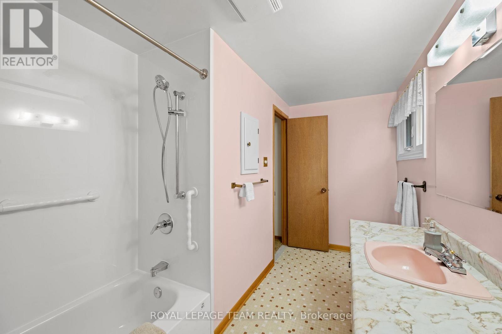 7 CENTREPARK DRIVE - 26