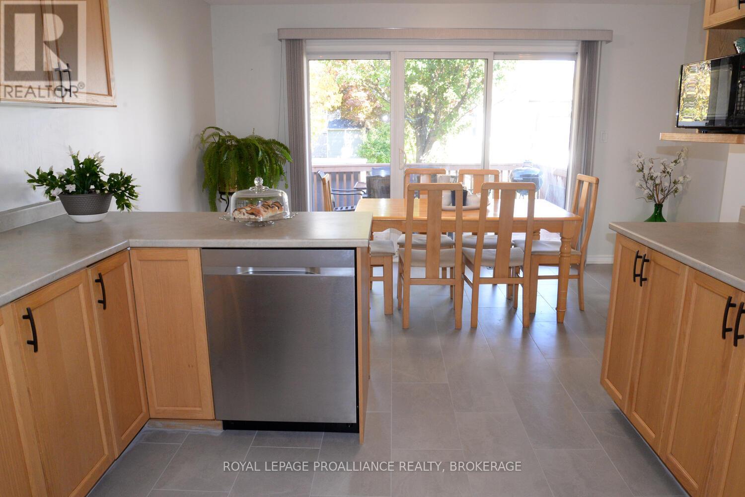 166 ELLESMEER AVENUE - 17