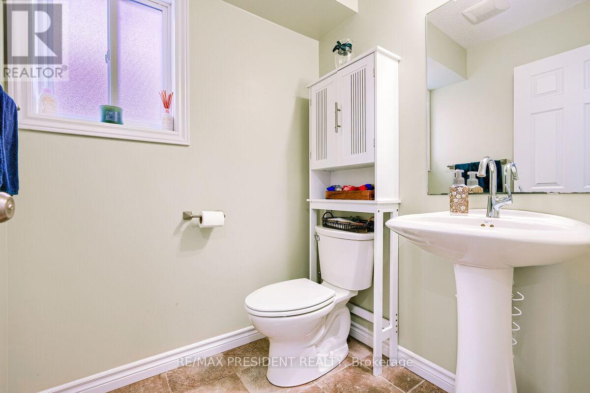 573 FORMAN AVENUE - 11