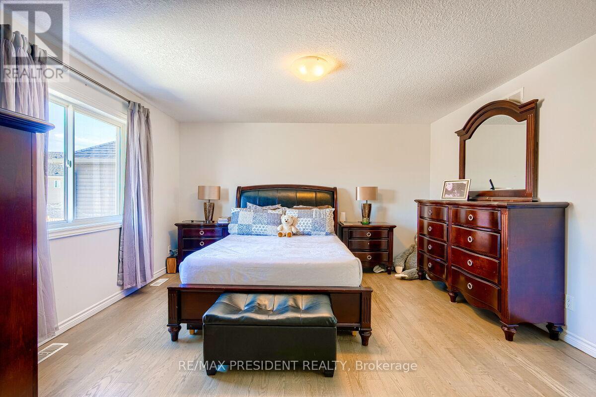 573 FORMAN AVENUE - 17