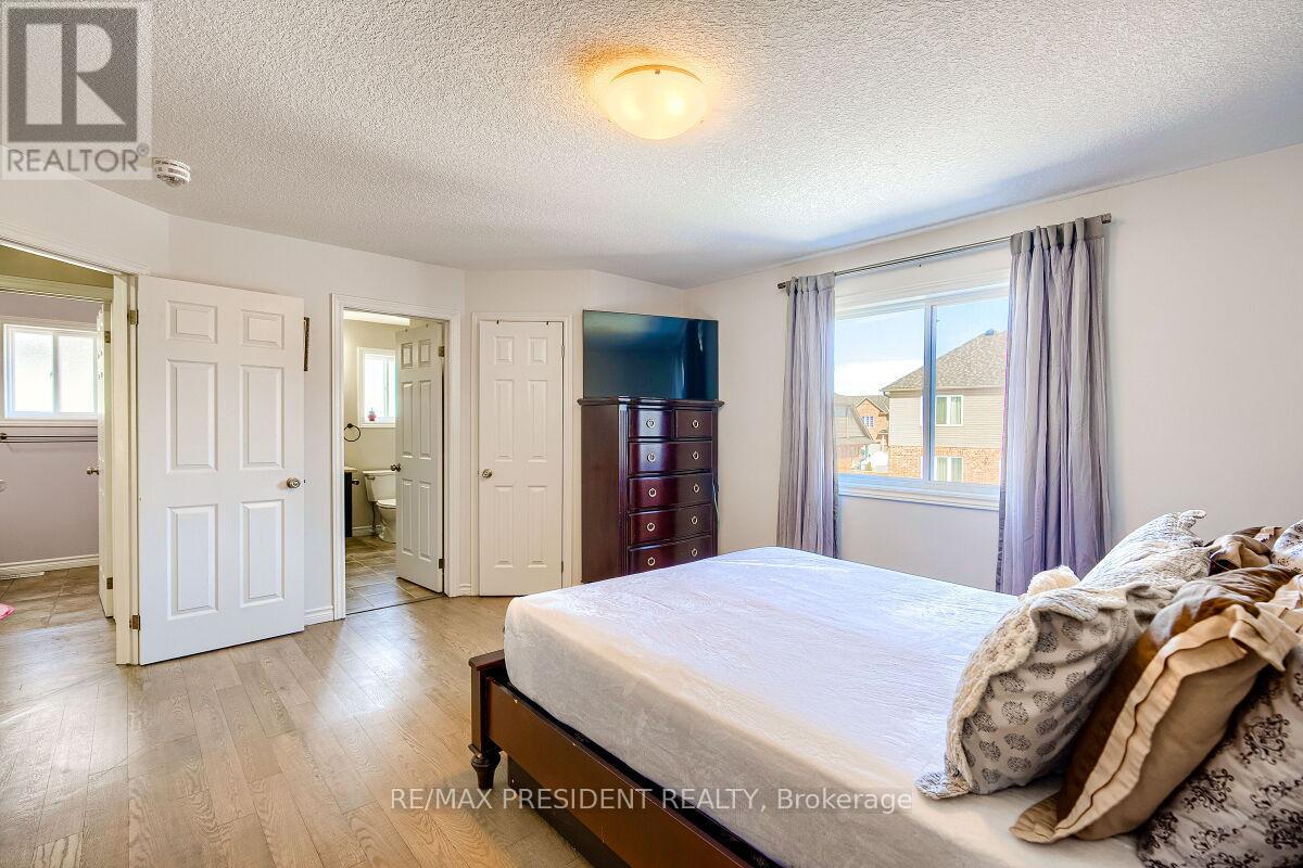 573 FORMAN AVENUE - 18