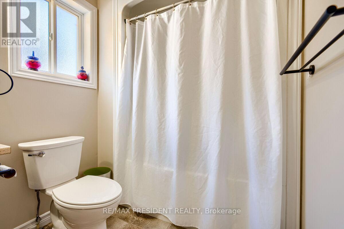 573 FORMAN AVENUE - 20