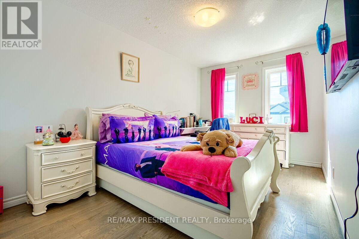 573 FORMAN AVENUE - 23