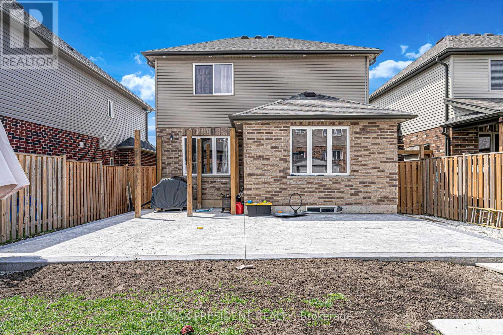 573 FORMAN AVENUE - 25