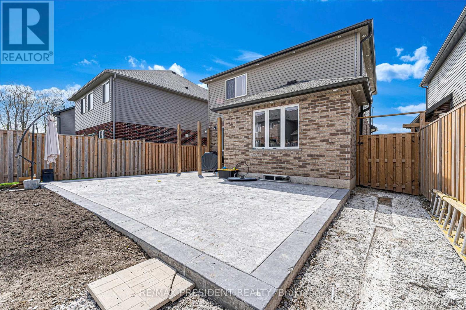 573 FORMAN AVENUE - 27