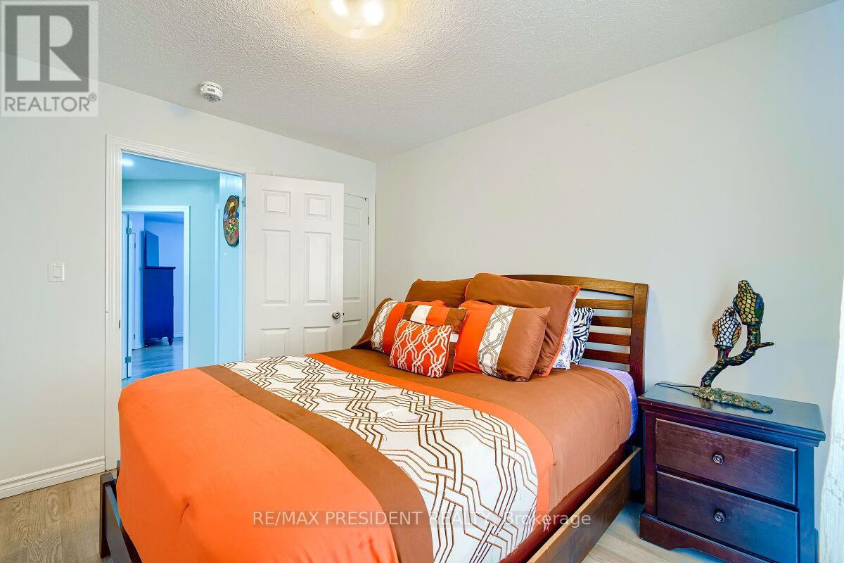573 FORMAN AVENUE - 28