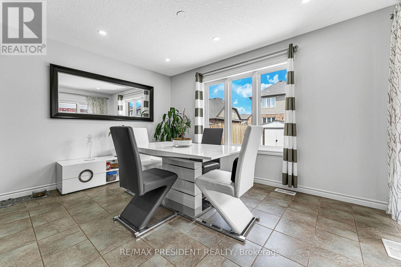 573 FORMAN AVENUE - 6