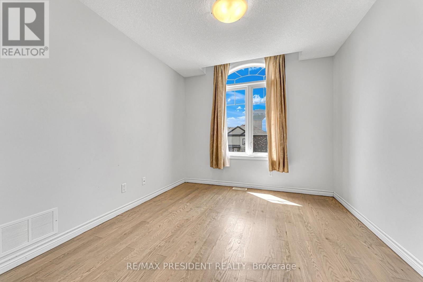 573 FORMAN AVENUE - 8