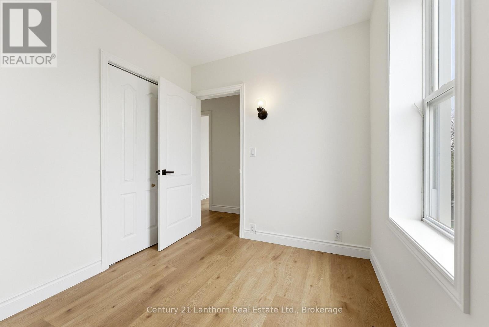 16 STORE STREET - 25