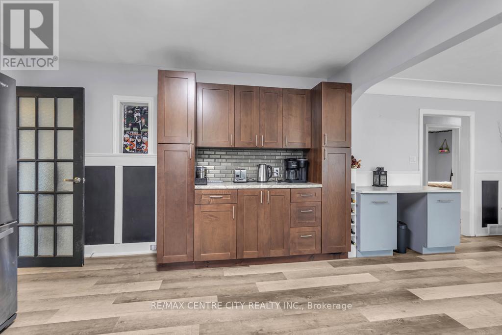 303 SIMCOE STREET - 10