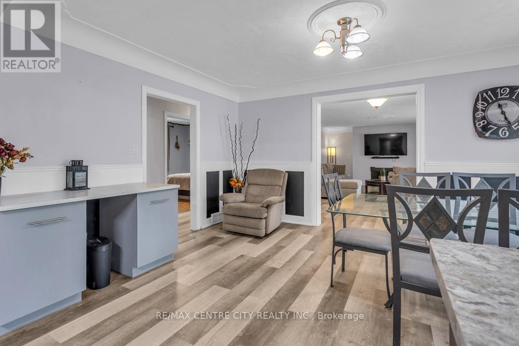 303 SIMCOE STREET - 11