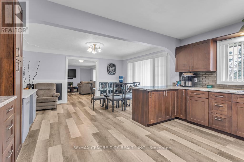 303 SIMCOE STREET - 14