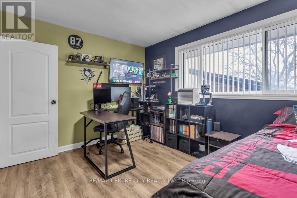 303 SIMCOE STREET - 21