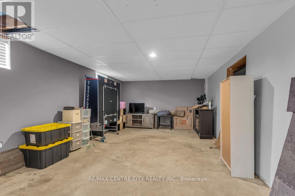 303 SIMCOE STREET - 23