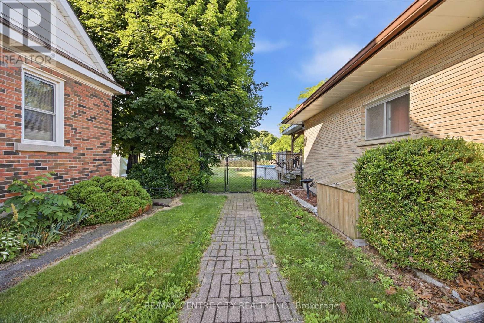 303 SIMCOE STREET - 29
