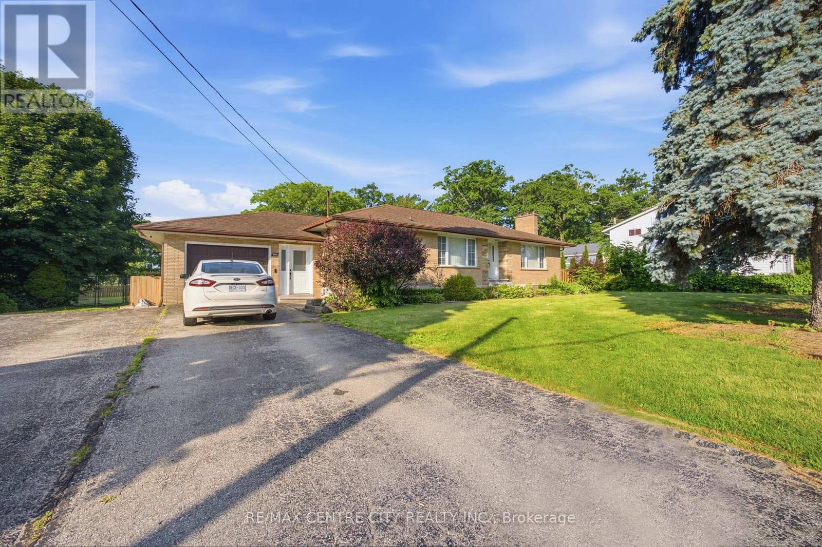 303 SIMCOE STREET - 37