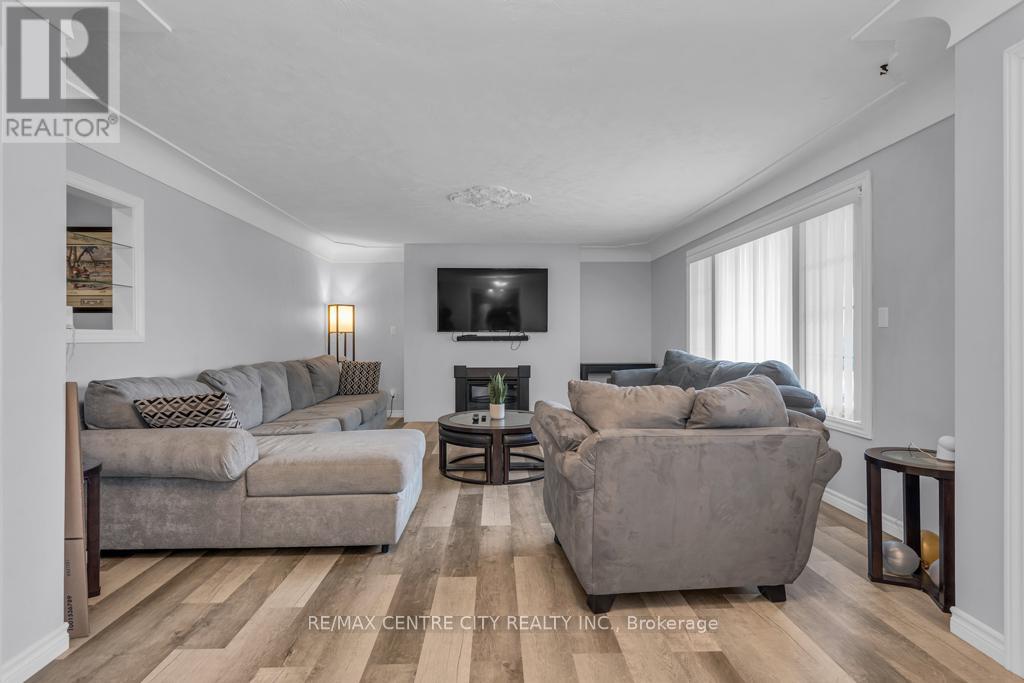 303 SIMCOE STREET - 5