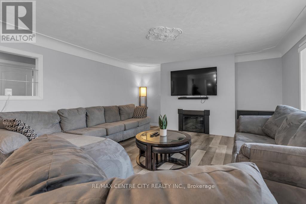 303 SIMCOE STREET - 6
