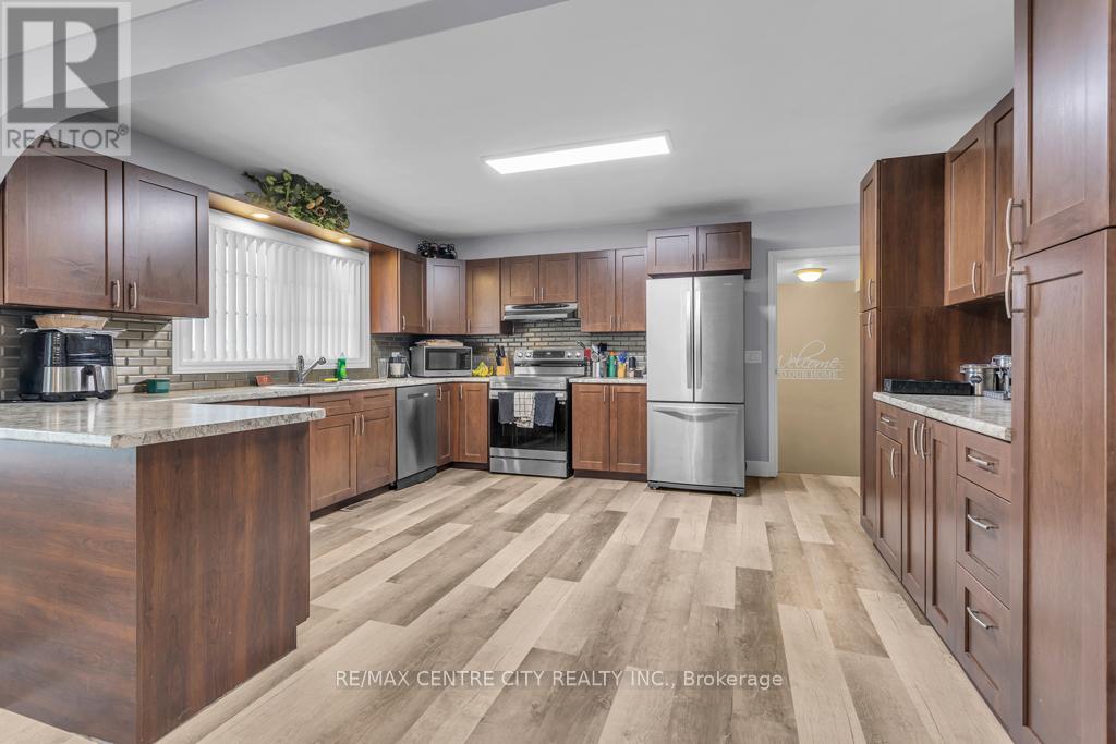 303 SIMCOE STREET - 7