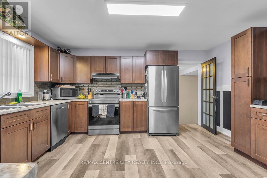 303 SIMCOE STREET - 9