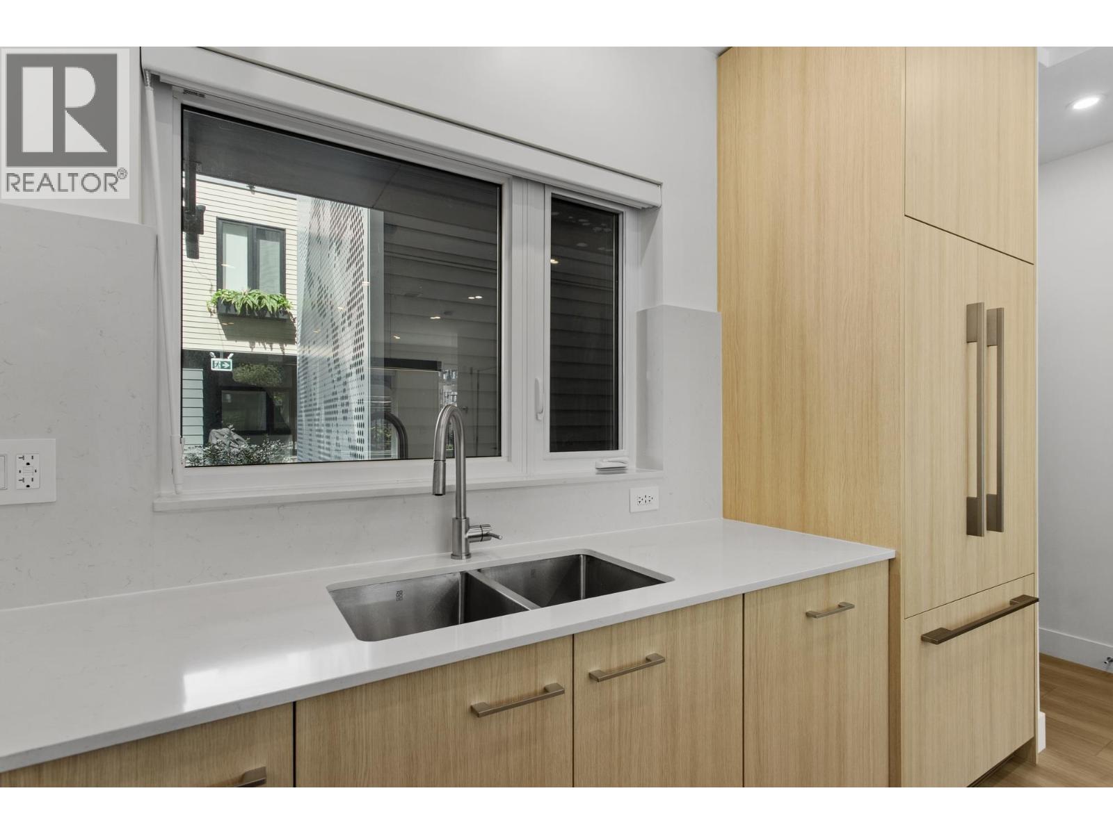 111 342 MOUNTAIN HIGHWAY, North Vancouver