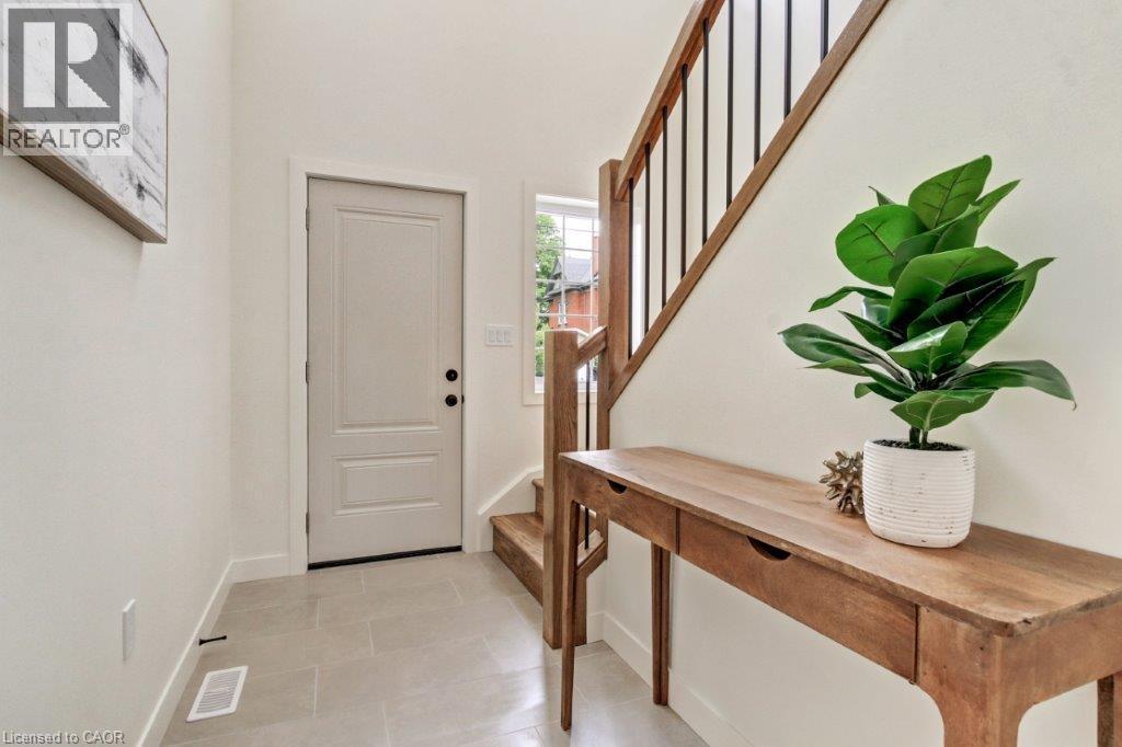 3-bedroom home for sale at 214 WILLIAM Street, Delhi ON · photo 10 of 22