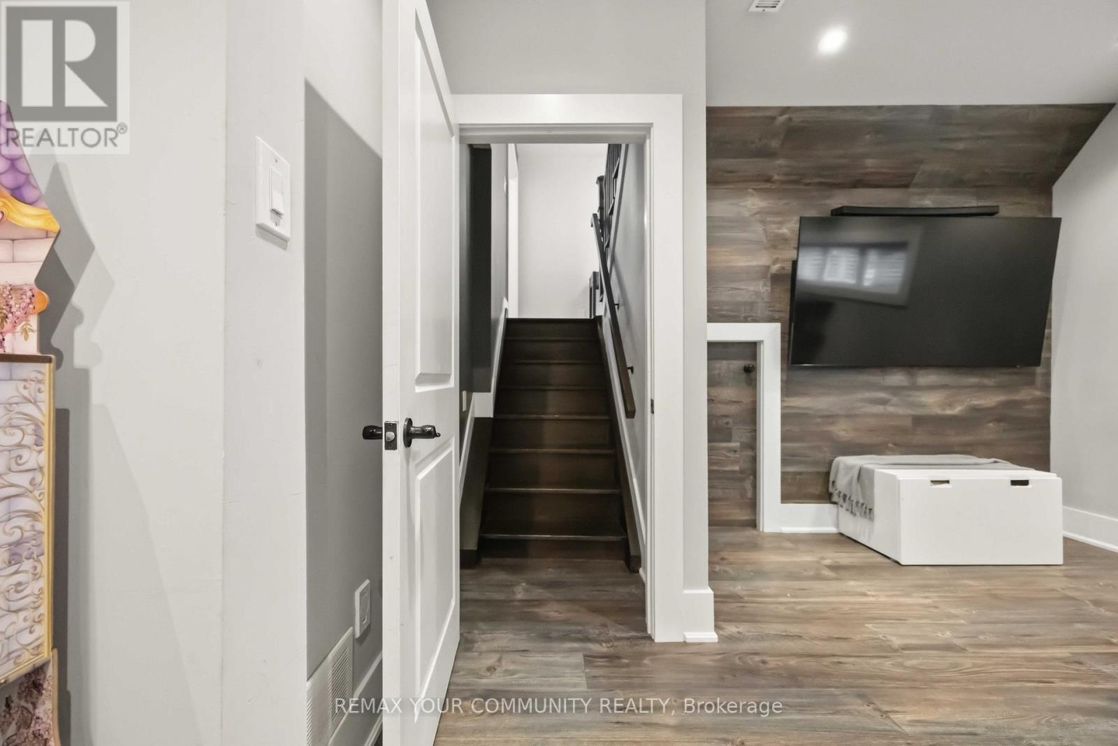 614 RUPERT AVENUE - 23