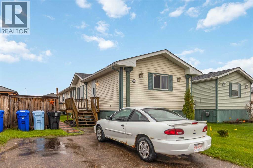 269 MCKINLAY Crescent - 1