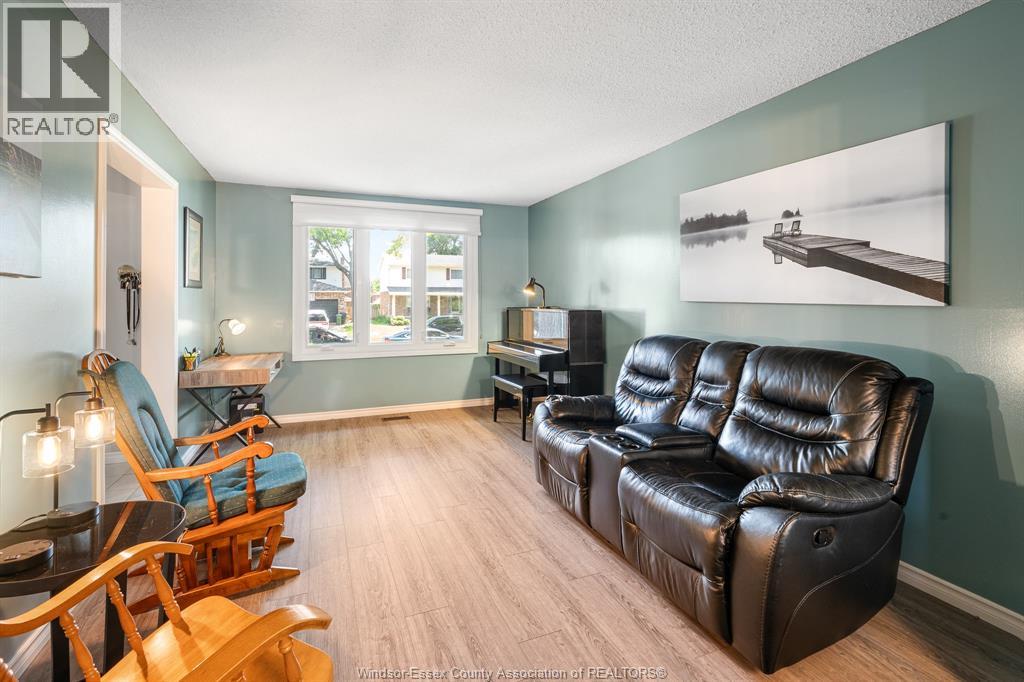 538 Michael CRESCENT - 10