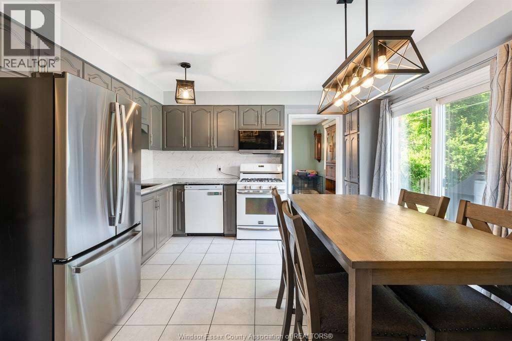 538 Michael CRESCENT - 12