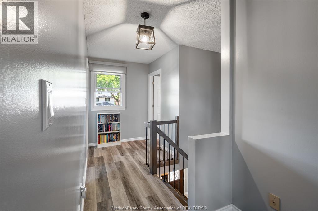 538 Michael CRESCENT - 20