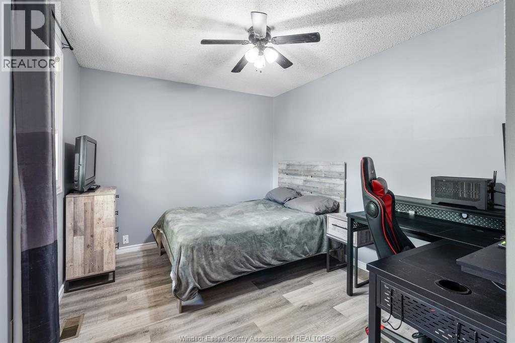 538 Michael CRESCENT - 26