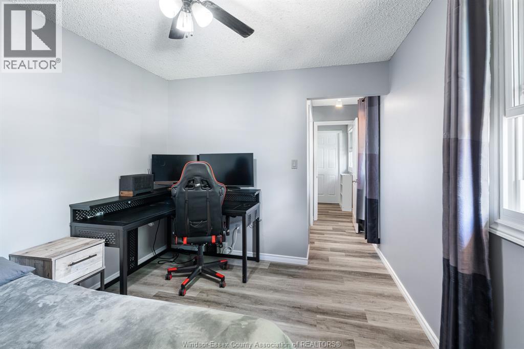 538 Michael CRESCENT - 27