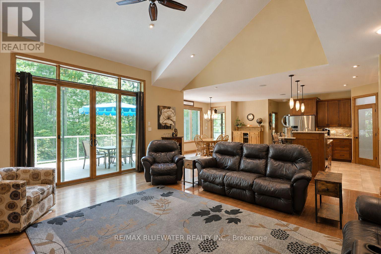 9956 PINETREE CRESCENT - 12