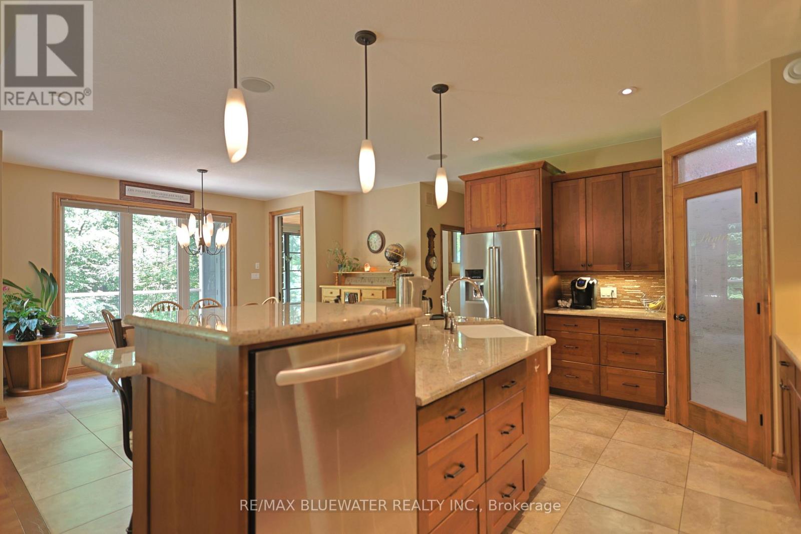 9956 PINETREE CRESCENT - 17
