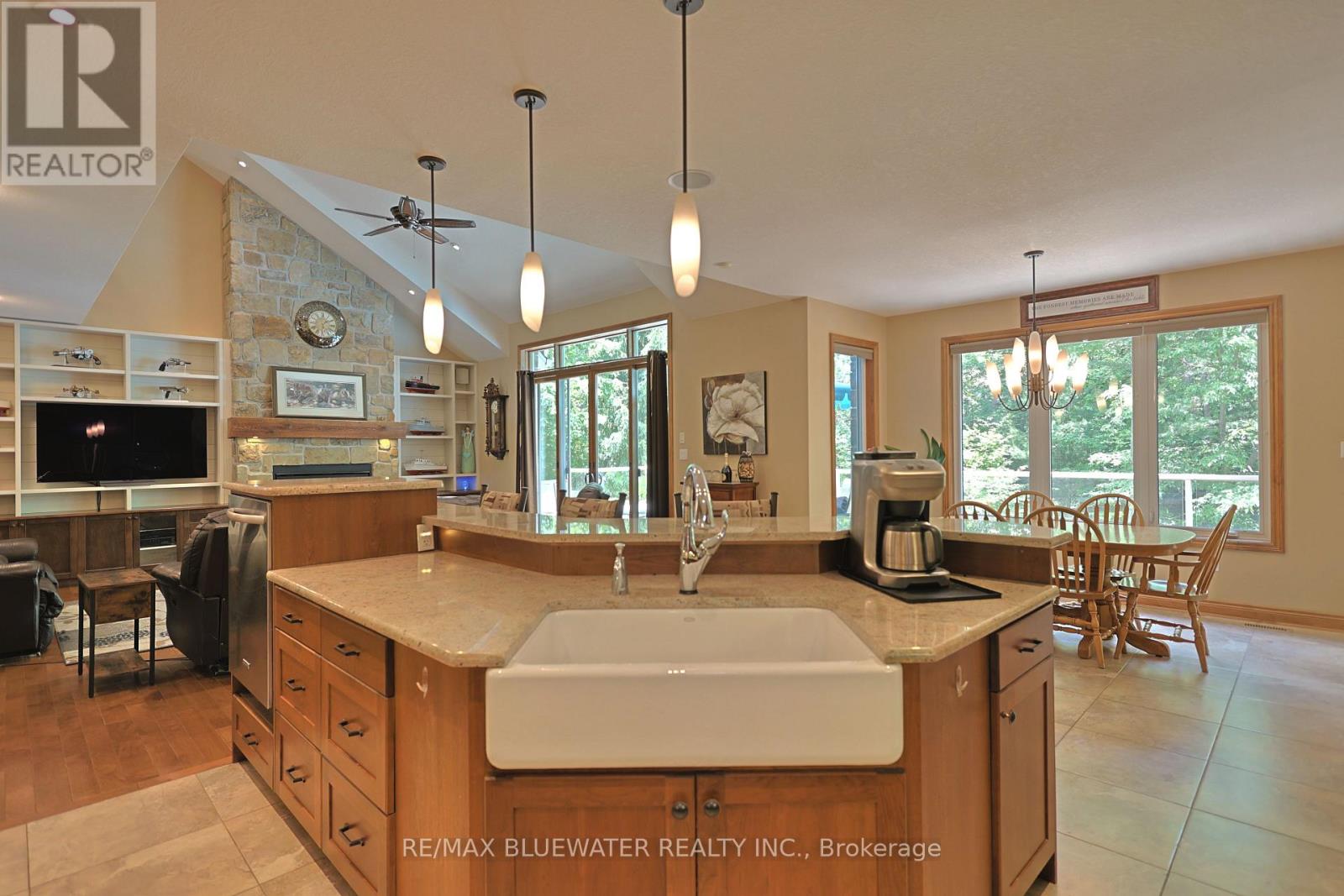 9956 PINETREE CRESCENT - 19