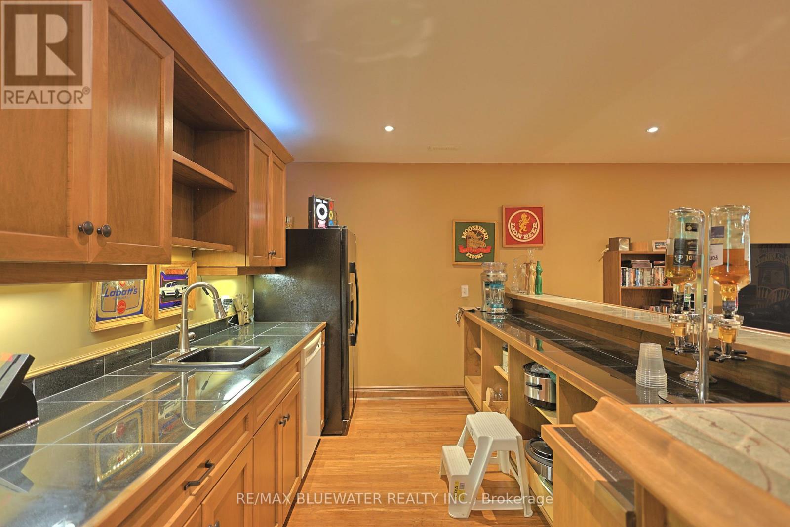 9956 PINETREE CRESCENT - 37