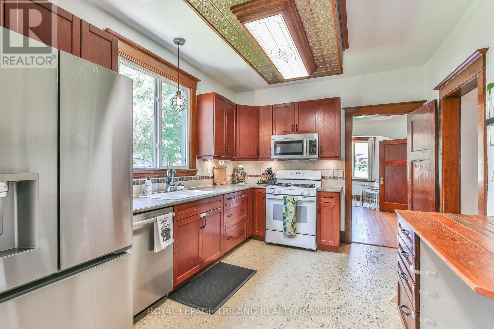 415 MAIN STREET E - 10