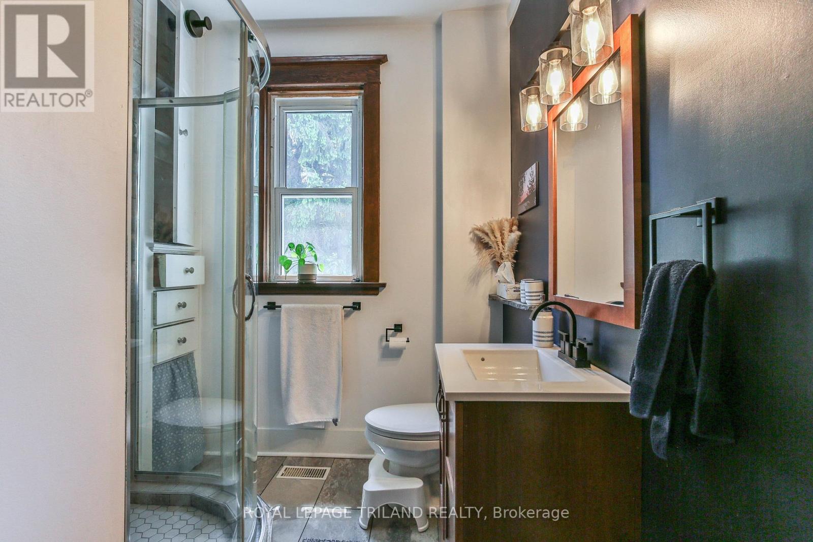 415 MAIN STREET E - 15