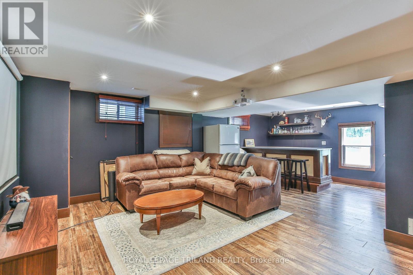 415 MAIN STREET E - 25