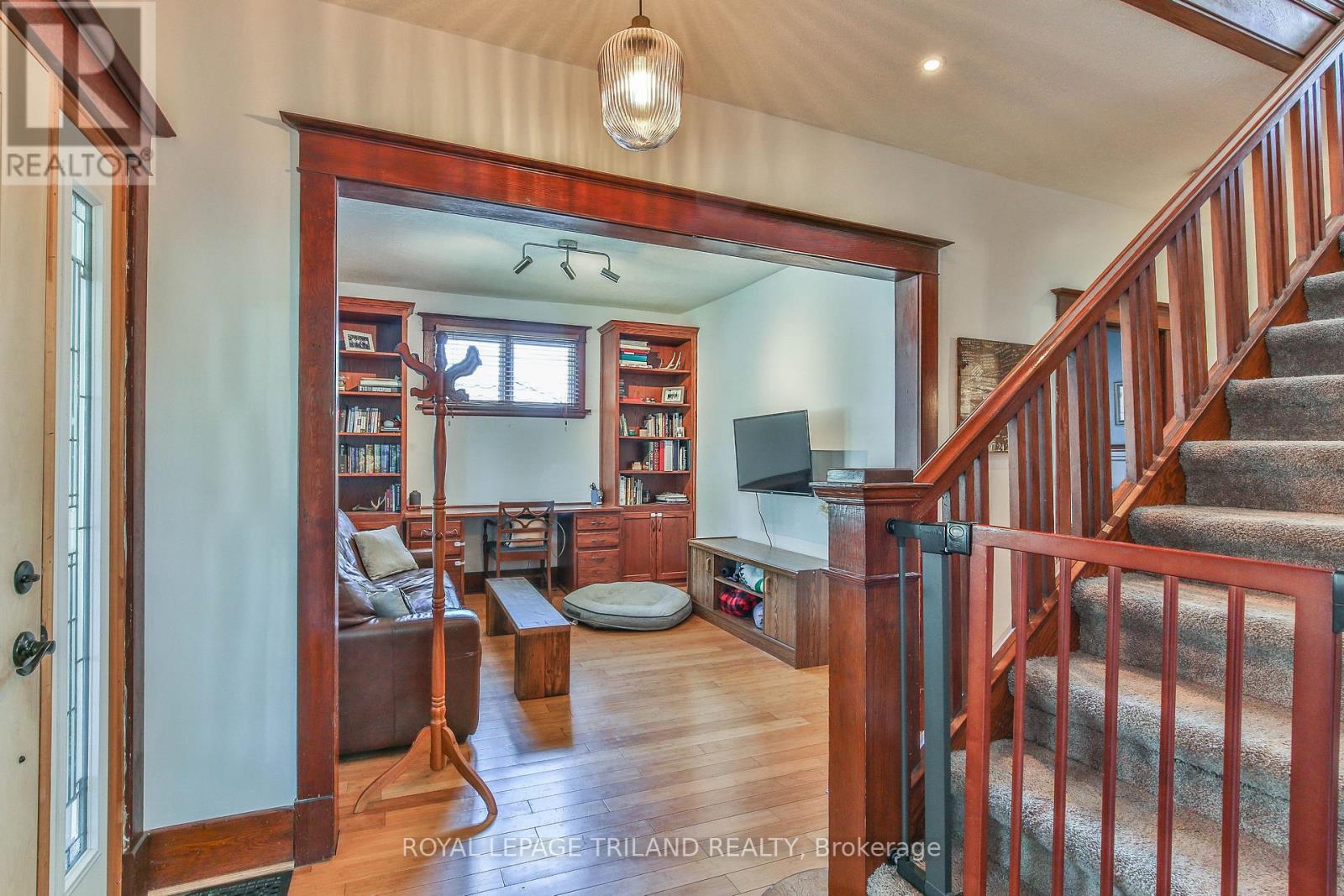 415 MAIN STREET E - 4