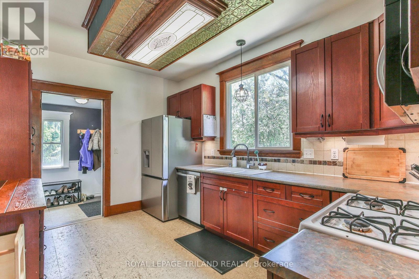 415 MAIN STREET E - 7