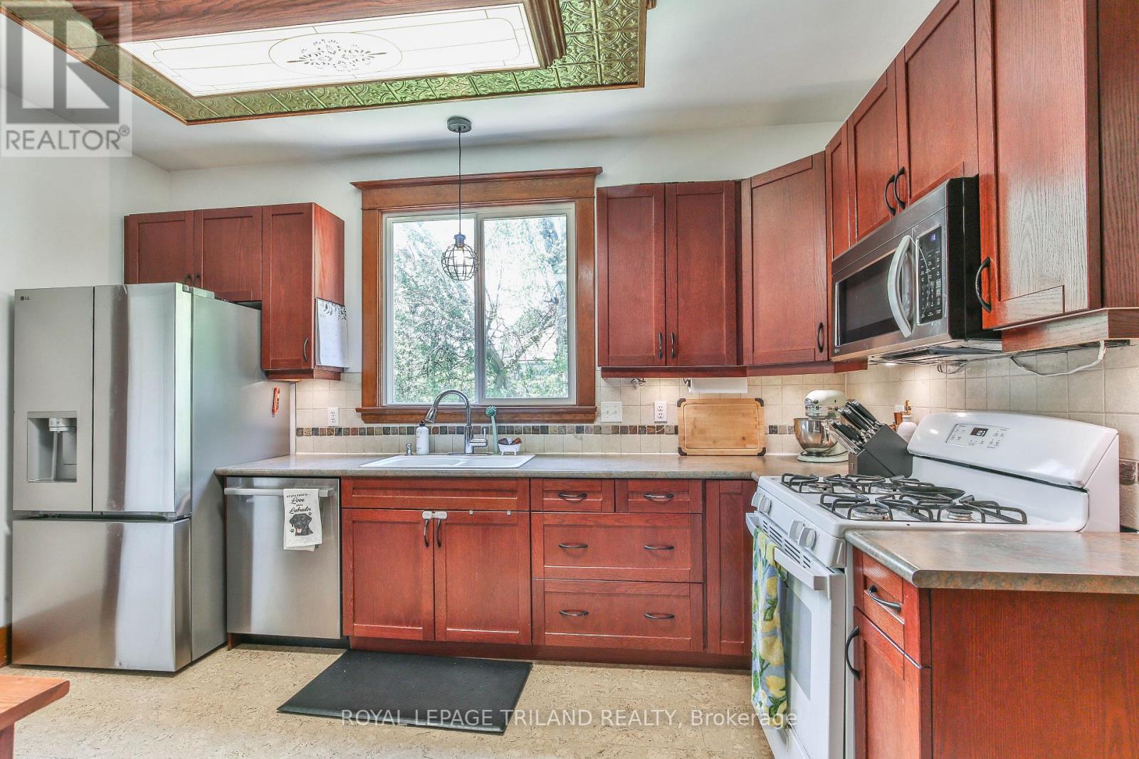 415 MAIN STREET E - 8
