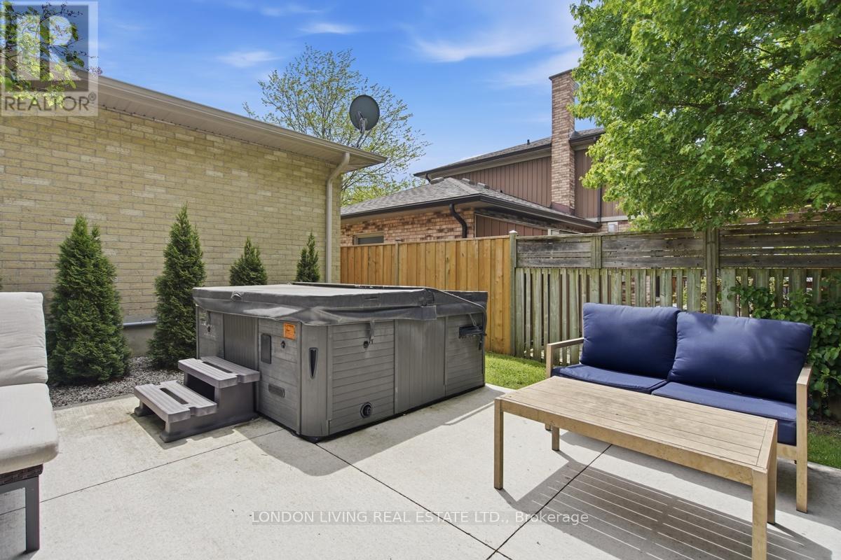 7006 DIANE CRESCENT - 33
