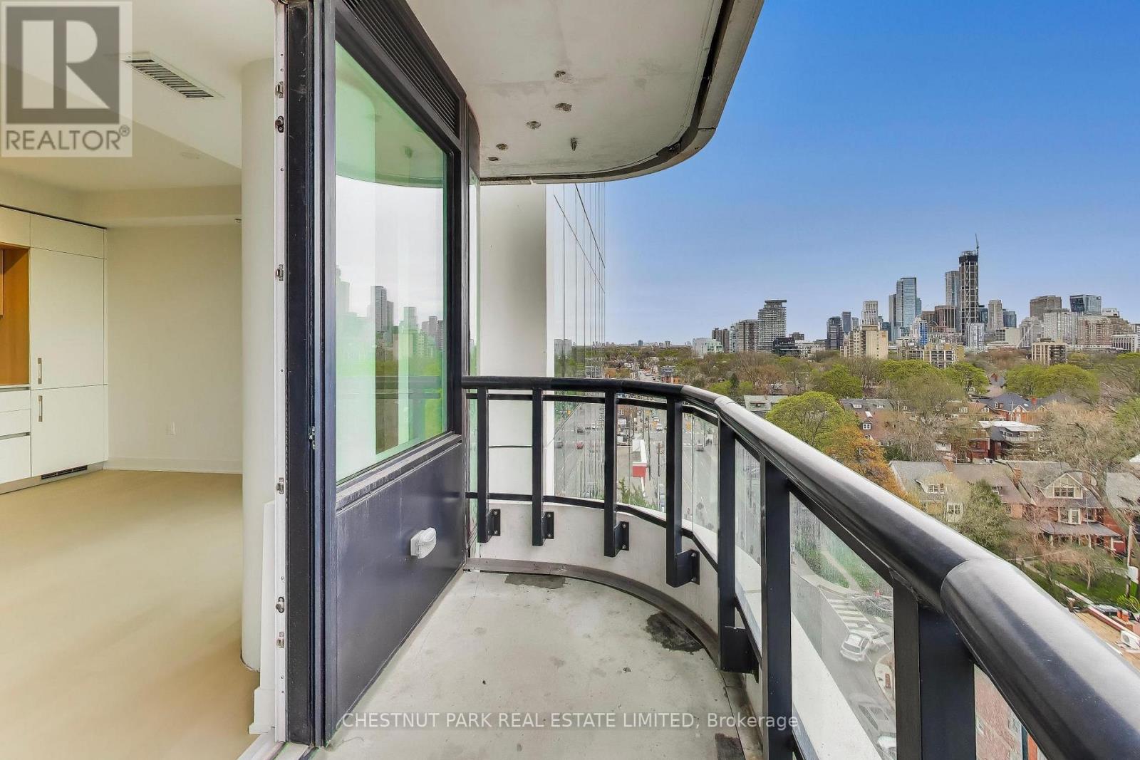 #901 328 DUPONT STREET - 15