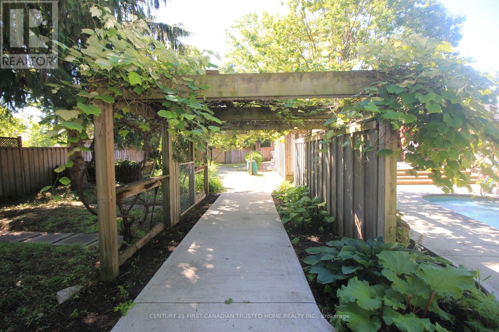 27 CROYDON DRIVE - 22